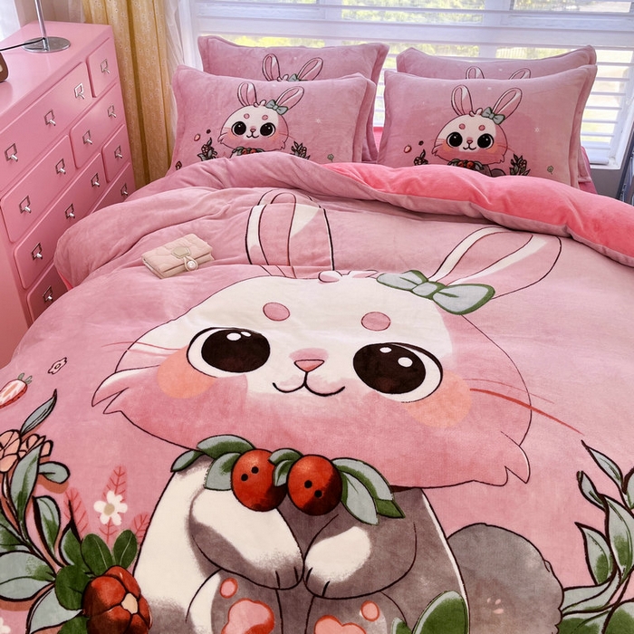91家纺网 家纺一手货源 找家纺 宝薇 2024新款加厚牛奶绒大版卡通四件套 兔宝贝绒