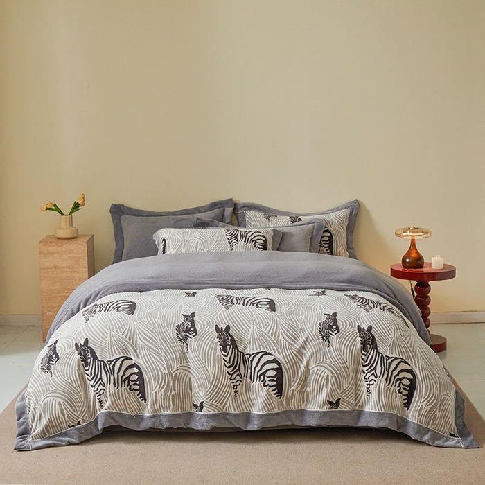 91家纺网 家纺一手货源 找家纺 全季家居 2024新款A类高克重5D立体浮雕宽边牛奶绒加厚保暖被套单件 斑马灰