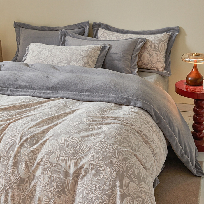 91家纺网 家纺一手货源 找家纺 全季家居 2024新款A类高克重5D立体浮雕宽边牛奶绒加厚保暖被套单件 芙蓉灰