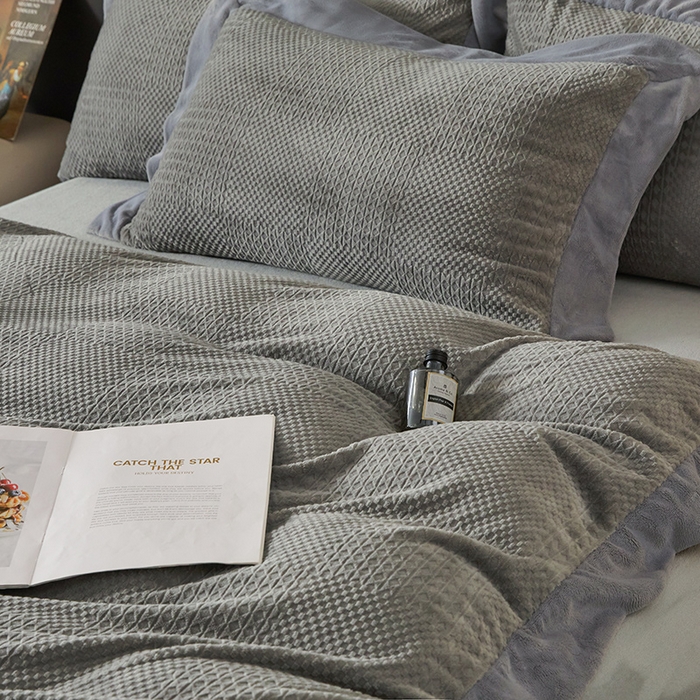 91家纺网 家纺一手货源 找家纺 全季家居 2024新款A类加厚保暖3D雕花拼角牛奶绒四件套 摩卡-灰