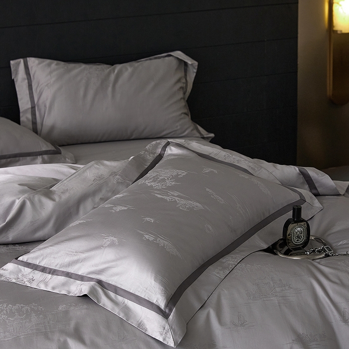 91家纺网 家纺一手货源 找家纺 琉宿家纺 2025新款50s双股长绒棉提花宽边工艺四件套 蒂娜-灰色