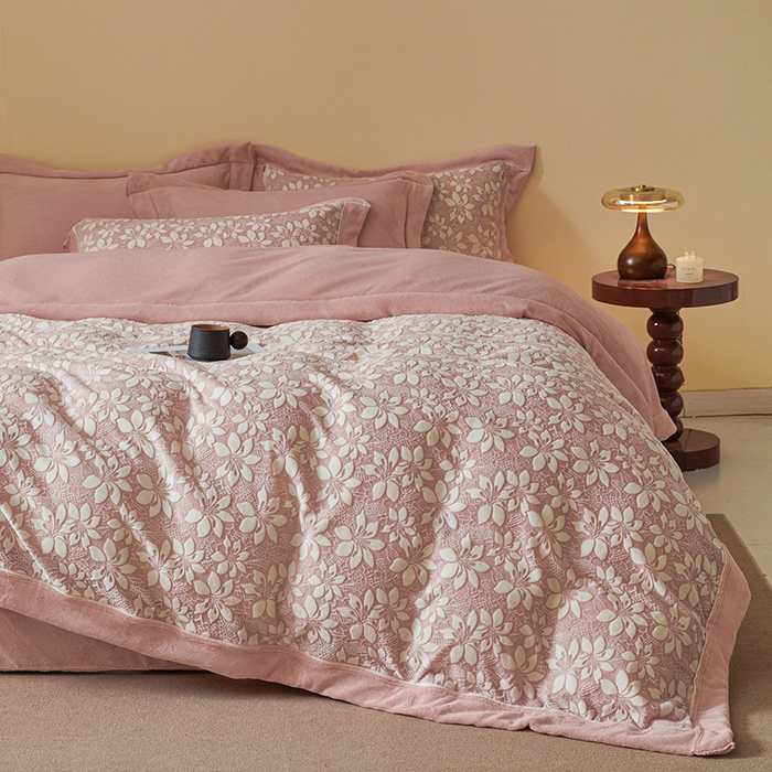 91家纺网 家纺一手货源 找家纺 全季家居 2024新款A类高克重5D立体浮雕宽边牛奶绒加厚保暖被套单件 百合粉