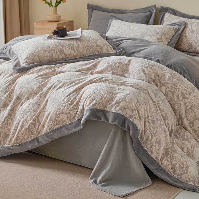 91家纺网 家纺一手货源 找家纺 全季家居 2024新款A类高克重5D立体浮雕宽边牛奶绒加厚保暖被套单件 芙蓉灰