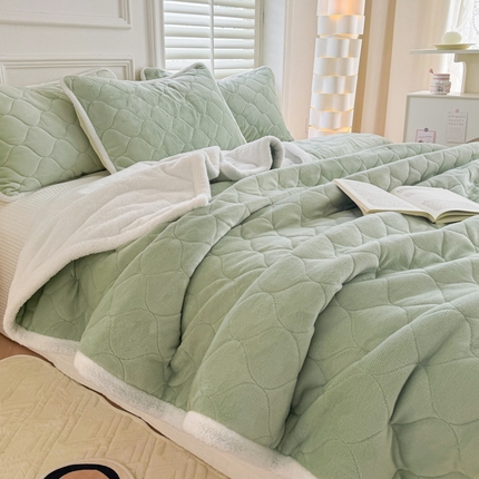 91家纺网 家纺一手货源 找家纺 简宜家居（朝初家纺） 2025新款牛奶绒夹棉三层加厚毯子 清新果绿