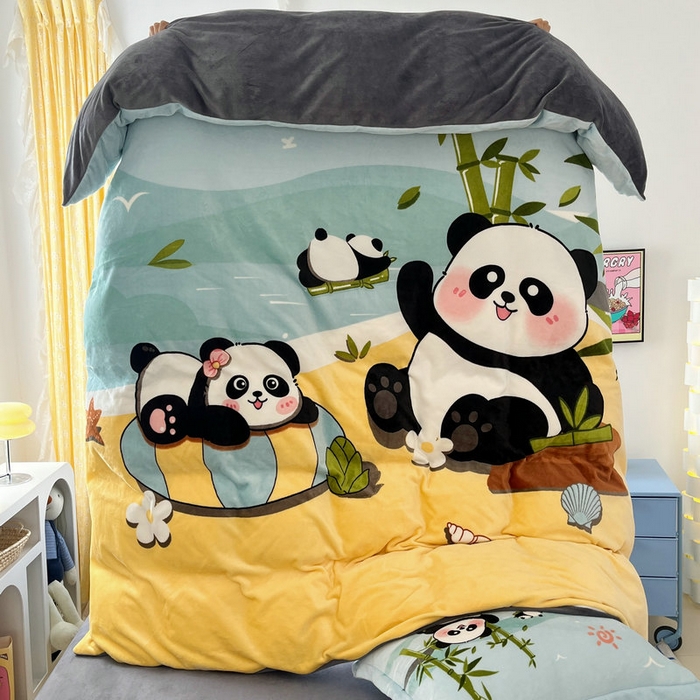 91家纺网 家纺一手货源 找家纺 宝薇 2024新款加厚牛奶绒大版卡通四件套 熊猫假日绒