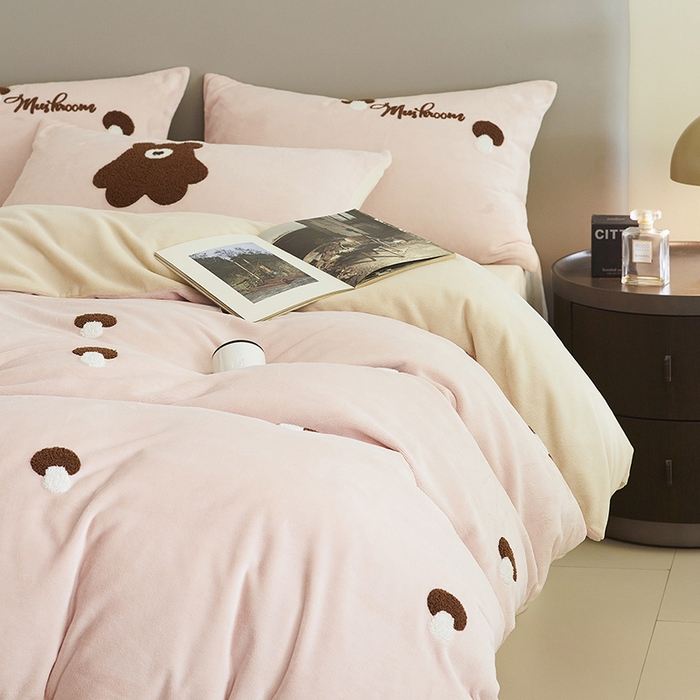 91家纺网 家纺一手货源 找家纺 千朵森 2024新款毛巾绣牛奶绒四件套-慕斯卡 风格二 慕斯卡-玉粉槟