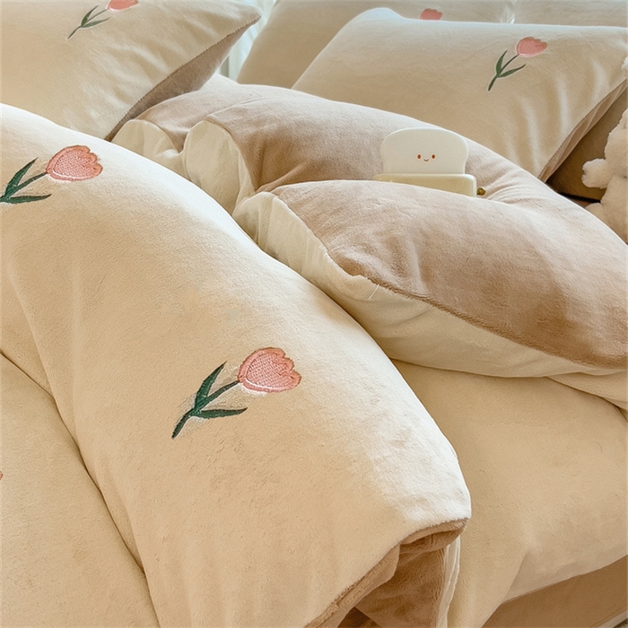 91家纺网 家纺一手货源 找家纺 丝幔家纺 2025新款A类刺绣牛奶绒四件套 花朵-奶咖