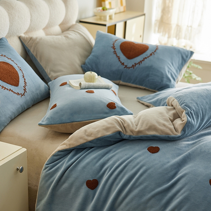 91家纺网 家纺一手货源 找家纺 千朵森 2024新款牛奶绒毛巾绣四件套-艾琳 艾琳-云水蓝