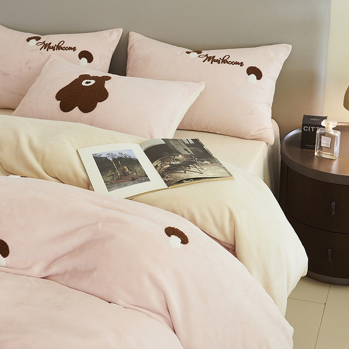 91家纺网 家纺一手货源 找家纺 千朵森 2024新款毛巾绣牛奶绒四件套-慕斯卡 风格二 慕斯卡-玉粉槟