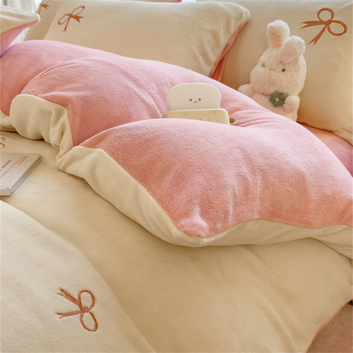 91家纺网 家纺一手货源 找家纺 丝幔家纺 2025新款A类刺绣牛奶绒四件套 蝴蝶结-粉