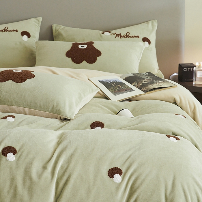 91家纺网 家纺一手货源 找家纺 千朵森 2024新款毛巾绣牛奶绒四件套-慕斯卡 风格二 慕斯卡-绿香槟