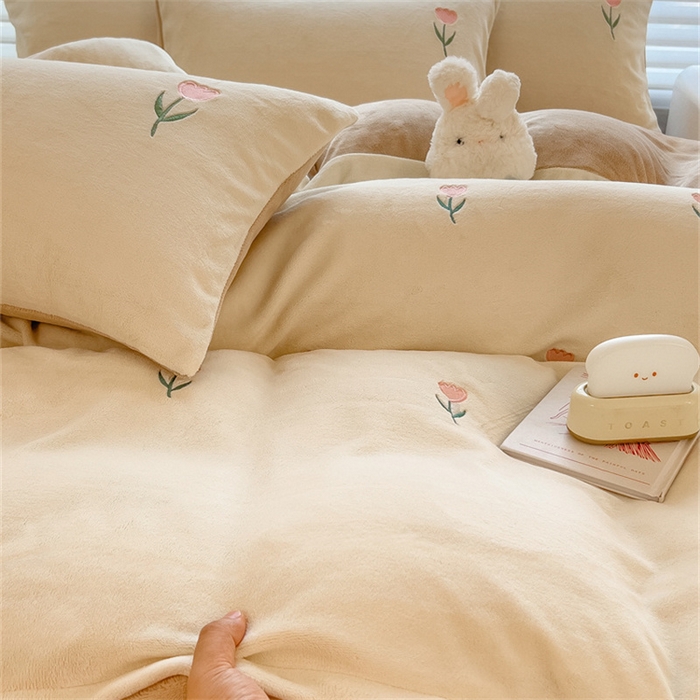 91家纺网 家纺一手货源 找家纺 丝幔家纺 2025新款A类刺绣牛奶绒四件套 花朵-奶咖