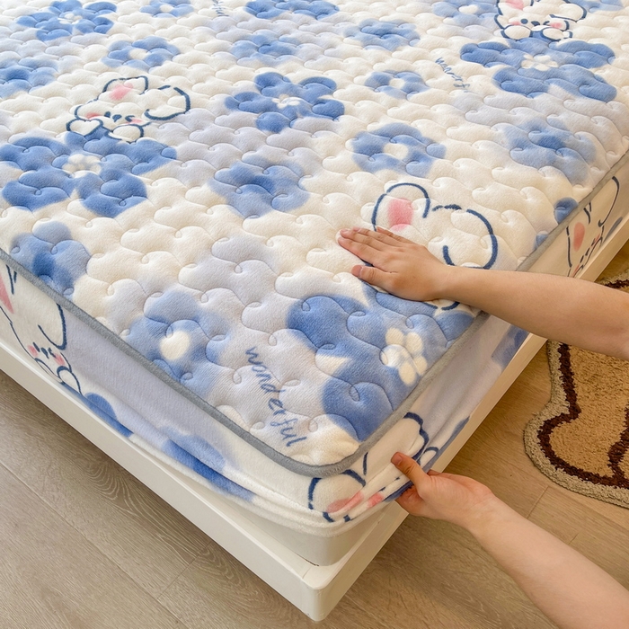 91家纺网 家纺一手货源 找家纺 2024秋冬牛奶绒加厚夹棉床笠三件套印花床垫保护套罩2.蓓蕾兔-兰