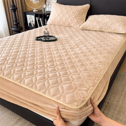 91家纺网 家纺一手货源 找家纺 2024新款A类牛奶绒熊猫刺绣夹棉单床笠 卡其