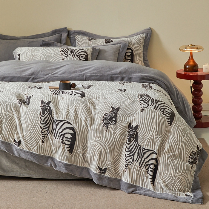 91家纺网 家纺一手货源 找家纺 全季家居 2024新款A类高克重5D立体浮雕宽边牛奶绒加厚保暖被套单件 斑马灰
