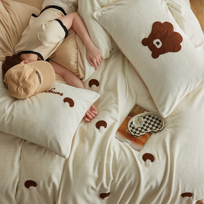 91家纺网 家纺一手货源 找家纺 （总）千朵森 2024新款毛巾绣牛奶绒四件套-慕斯卡 风格一