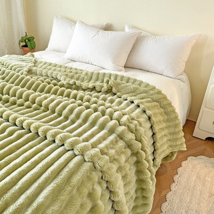 91家纺网 家纺一手货源 找家纺 璐维斯家纺 2025款跨境专供外贸出口电商热销款仿兔毯加厚牛奶绒盖毯 奶绿