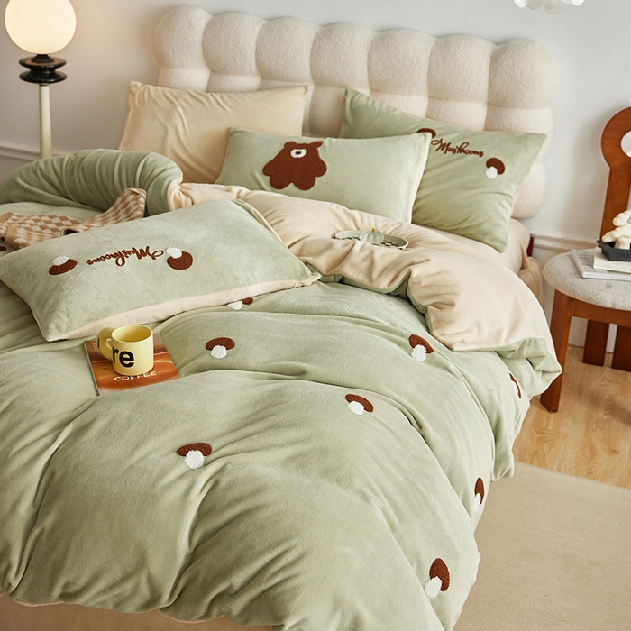 91家纺网 家纺一手货源 找家纺 千朵森 2024新款毛巾绣牛奶绒四件套-慕斯卡 风格一 慕斯卡-绿香槟