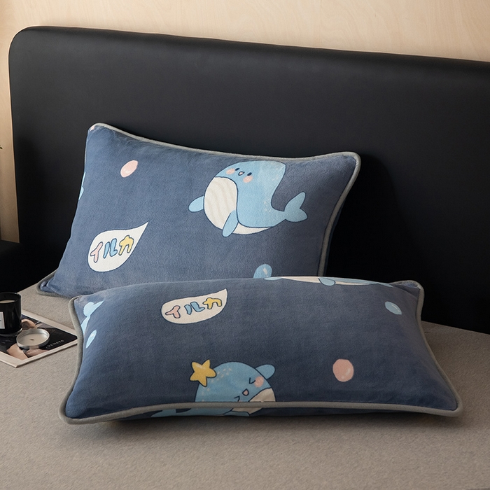 91家纺网 家纺一手货源 找家纺 全季家居 2024新款A类纯色印花高克重加厚保暖包边牛奶绒枕套 小鲸鱼