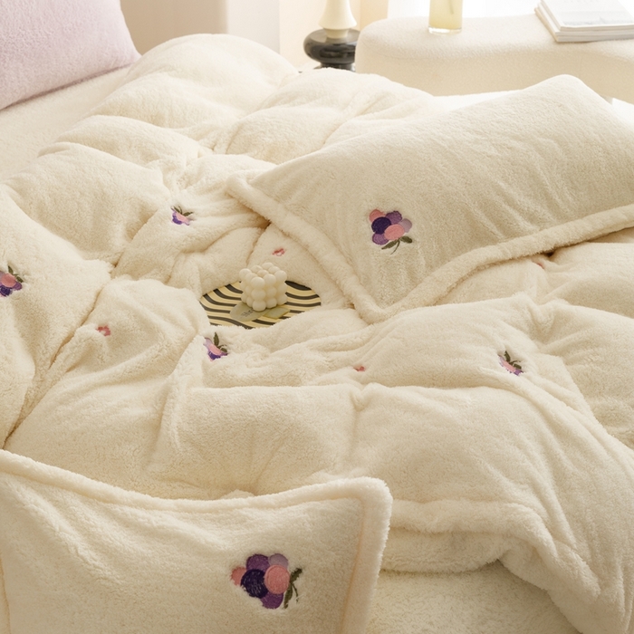 91家纺网 家纺一手货源 找家纺 金奇达家纺 2025秋冬保暖加厚绒类【泰迪绒小刺绣】四件套 泰迪绒-温暖葡萄白