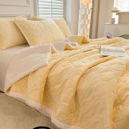 91家纺网 家纺一手货源 找家纺 简宜家居（朝初家纺） 2025新款牛奶绒夹棉三层加厚毯子 淡雅黄