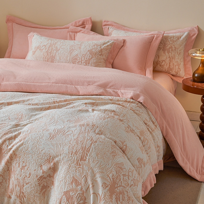 91家纺网 家纺一手货源 找家纺 全季家居 2024新款A类高克重5D立体浮雕宽边牛奶绒加厚保暖被套单件 海棠花开-粉