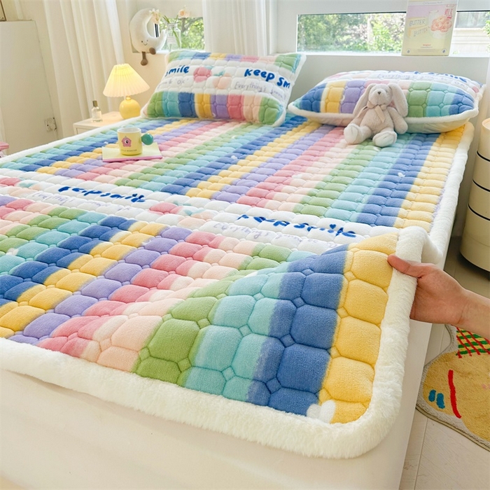 91家纺网 家纺一手货源 找家纺 梵朴 2024新款牛奶绒夹棉床褥床垫-成人款 彩虹条