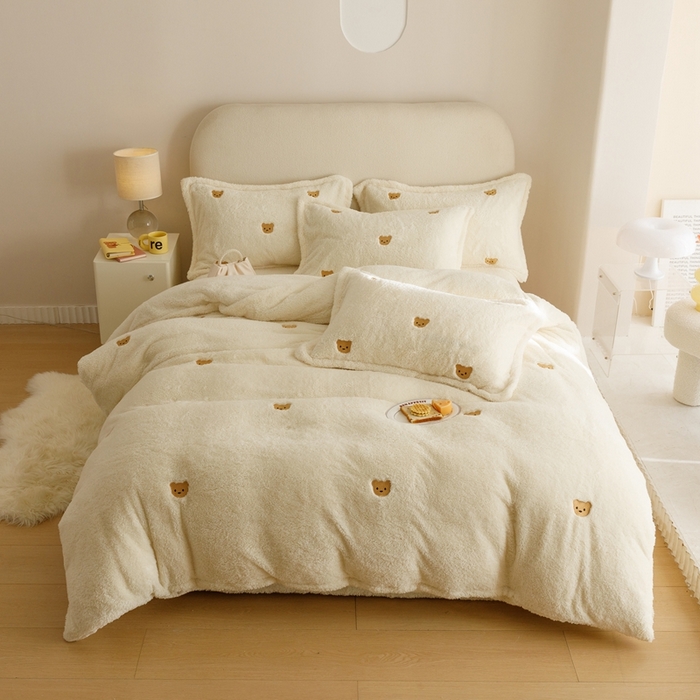 91家纺网 家纺一手货源 找家纺 金奇达家纺 2025秋冬保暖加厚绒类【泰迪绒小刺绣】四件套 熊熊米白