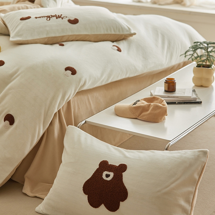 91家纺网 家纺一手货源 找家纺 千朵森 2024新款毛巾绣牛奶绒四件套-慕斯卡 风格一 慕斯卡-奶白卡