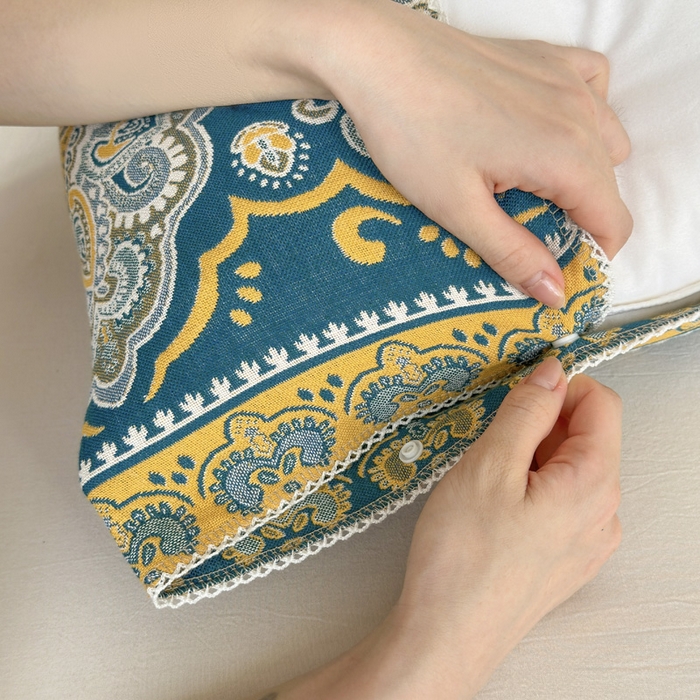 91家纺网 家纺一手货源 找家纺 朴尔家纺-毛巾被 2024新款防滑半包可调节暗扣魔术全棉三层纱布枕巾 大马士革纹-蓝黄53*110cm/对