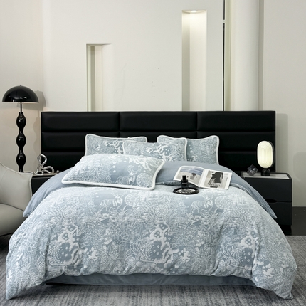 91家纺网 家纺一手货源 找家纺 子曰 2024新款高克重保暖雕花牛奶绒四件套 秘境-蓝