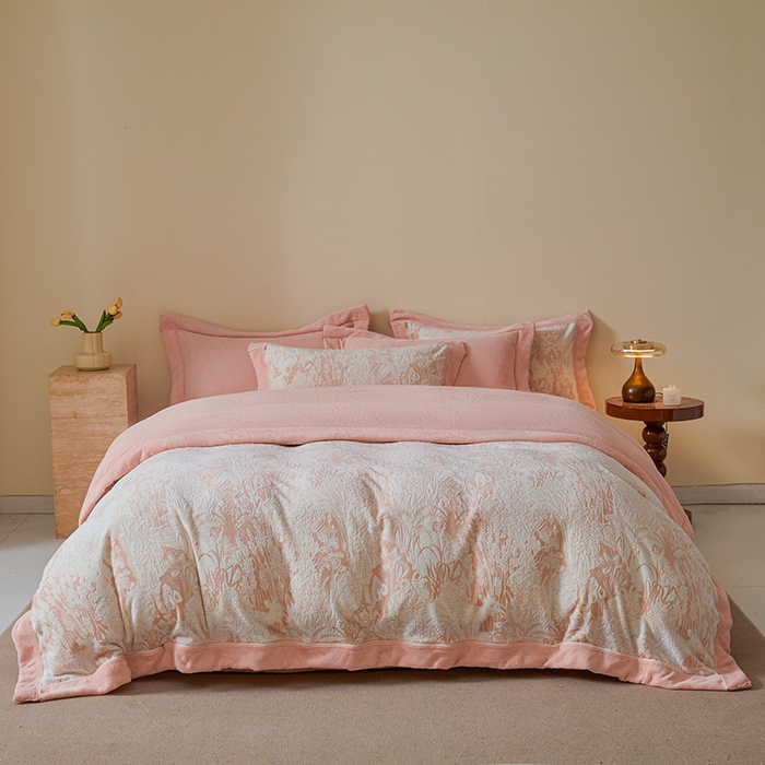 91家纺网 家纺一手货源 找家纺 全季家居 2024新款A类高克重5D立体浮雕宽边牛奶绒加厚保暖被套单件 海棠花开-粉