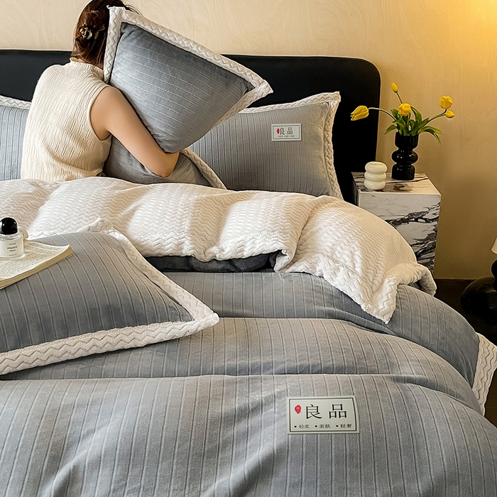 91家纺网 家纺一手货源 找家纺 全季家居 2024新款A类纯色印花波浪大包边牛奶绒贝贝绒加厚保暖四件套 雅致灰