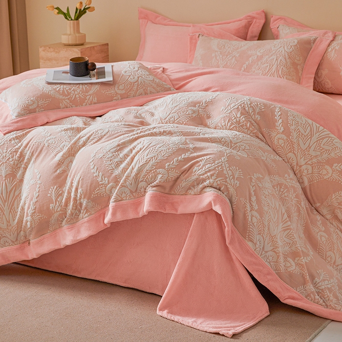 91家纺网 家纺一手货源 找家纺 全季家居 2024新款A类高克重5D立体浮雕宽边牛奶绒加厚保暖被套单件 芳草-粉