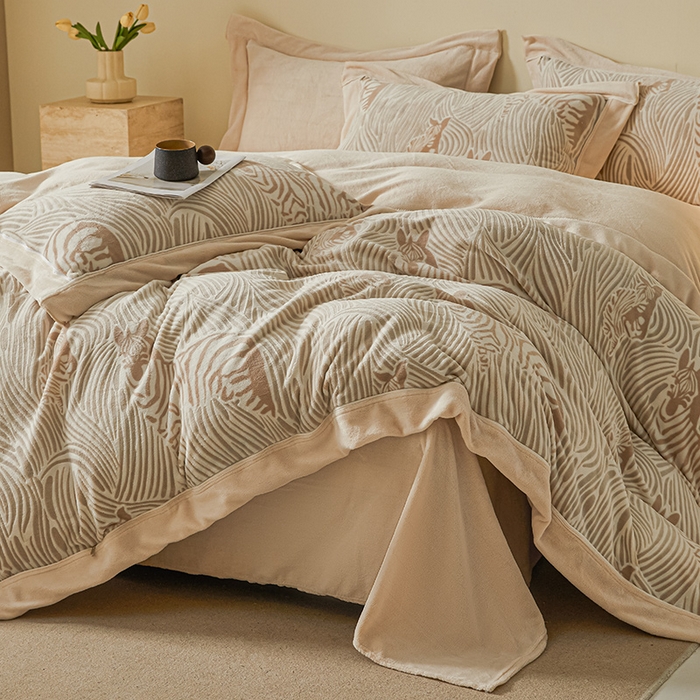 91家纺网 家纺一手货源 找家纺 全季家居 2024新款A类高克重5D立体浮雕宽边牛奶绒加厚保暖被套单件 斑马咖