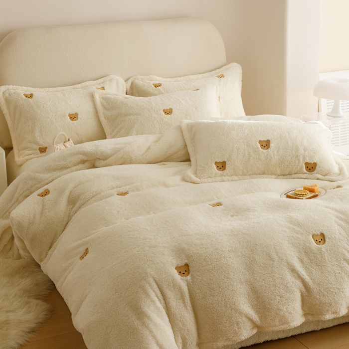 91家纺网 家纺一手货源 找家纺 金奇达家纺 2025秋冬保暖加厚绒类【泰迪绒小刺绣】四件套 熊熊米白