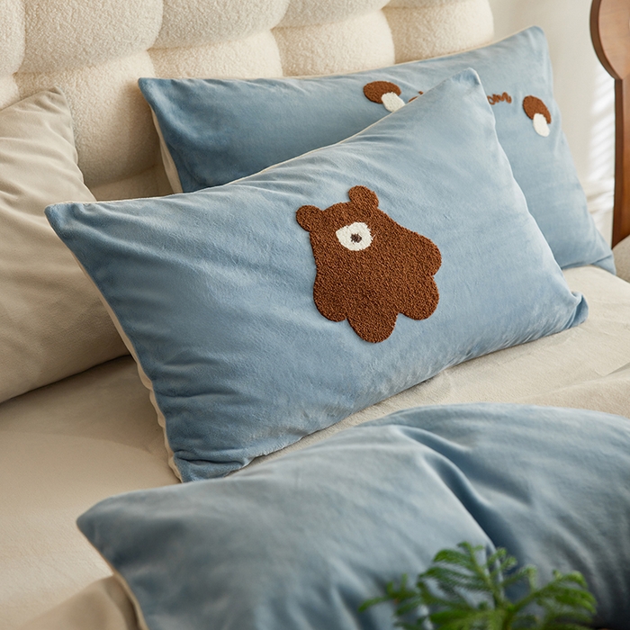 91家纺网 家纺一手货源 找家纺 千朵森 2024新款毛巾绣牛奶绒四件套-慕斯卡 风格一 慕斯卡-槟蓝灰