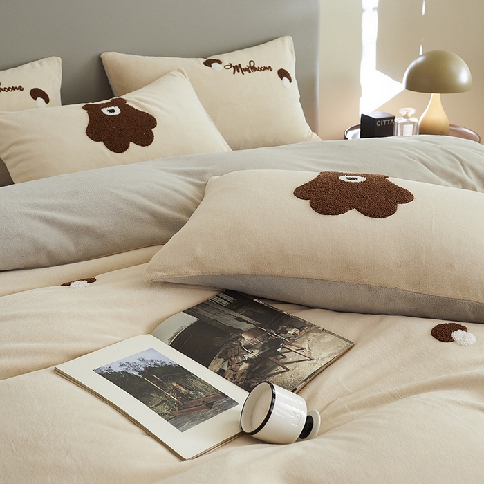 91家纺网 家纺一手货源 找家纺 千朵森 2024新款毛巾绣牛奶绒四件套-慕斯卡 风格二 慕斯卡-香槟灰