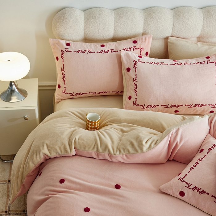 91家纺网 家纺一手货源 找家纺 千朵森 2024新款牛奶绒毛巾绣四件套-艾琳 艾琳-樱草粉