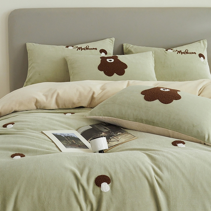 91家纺网 家纺一手货源 找家纺 千朵森 2024新款毛巾绣牛奶绒四件套-慕斯卡 风格二 慕斯卡-绿香槟