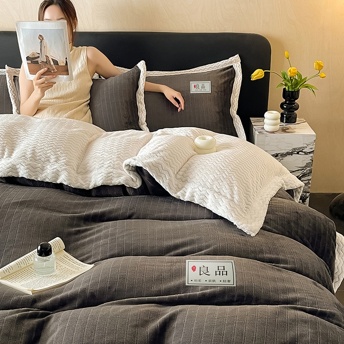 91家纺网 家纺一手货源 找家纺 全季家居 2024新款A类纯色印花波浪大包边牛奶绒贝贝绒加厚保暖四件套 深灰