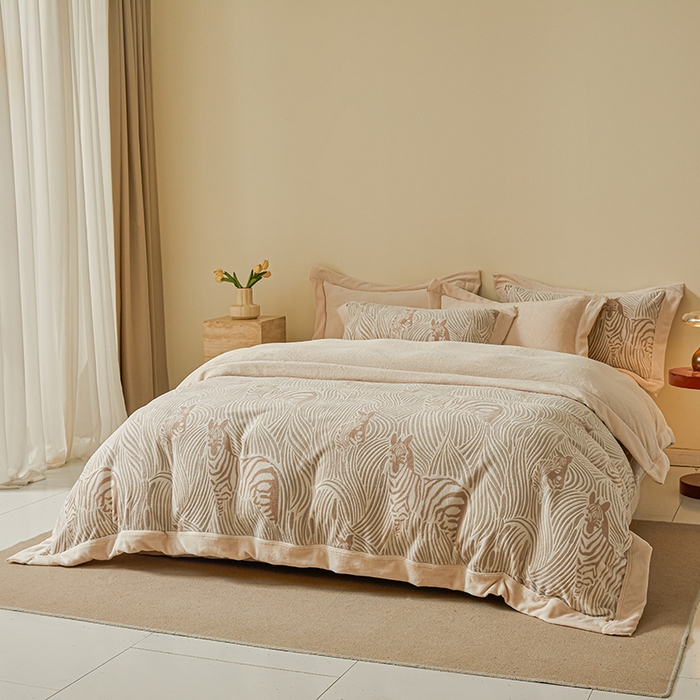 91家纺网 家纺一手货源 找家纺 全季家居 2024新款A类高克重5D立体浮雕宽边牛奶绒加厚保暖被套单件 斑马咖