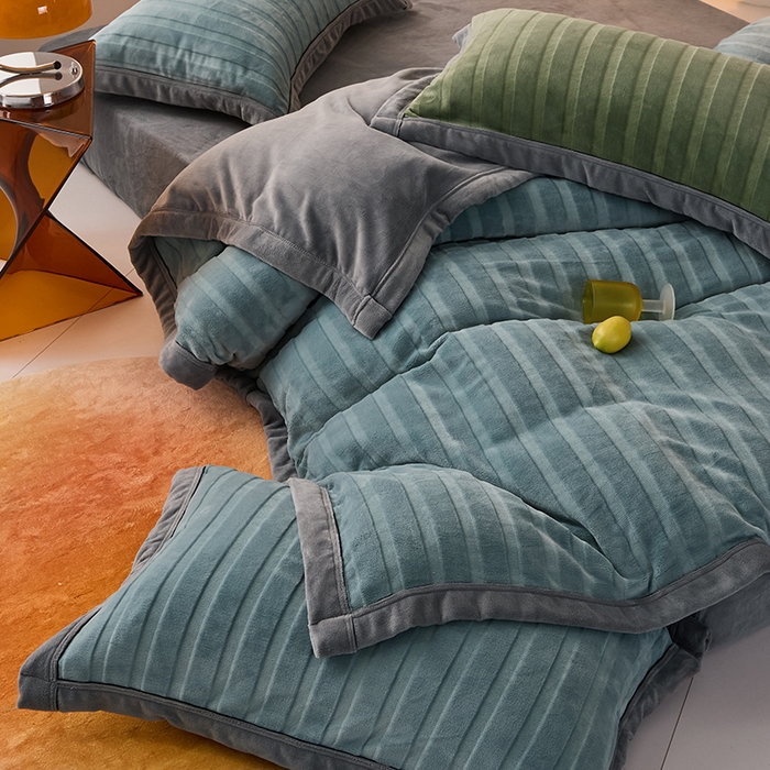 91家纺网 家纺一手货源 找家纺 2024新款牛奶3D绒立体雕花剪花四件套 蓝色+灰色