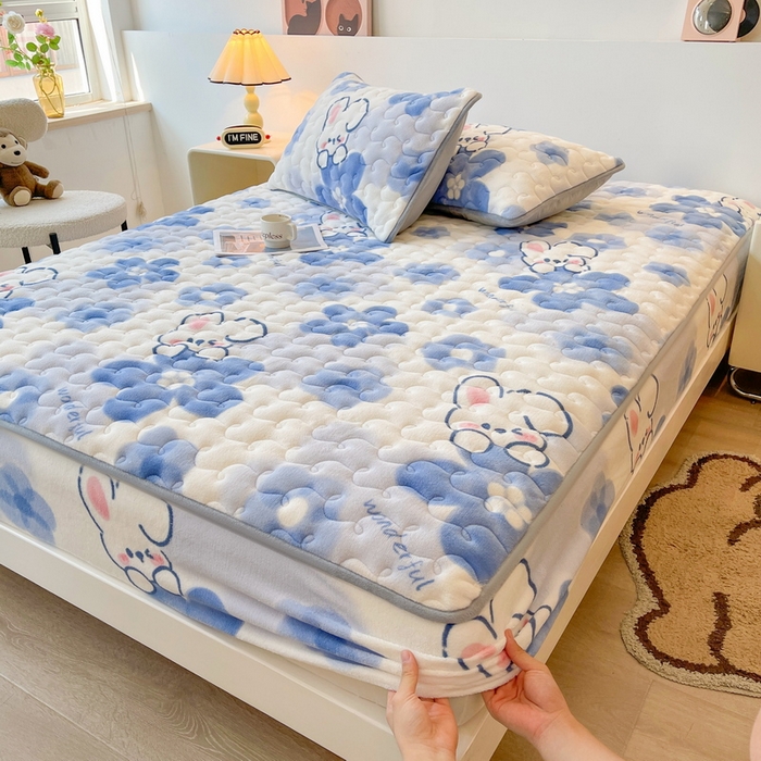 91家纺网 家纺一手货源 找家纺 2024秋冬牛奶绒加厚夹棉床笠三件套印花床垫保护套罩2.蓓蕾兔-兰