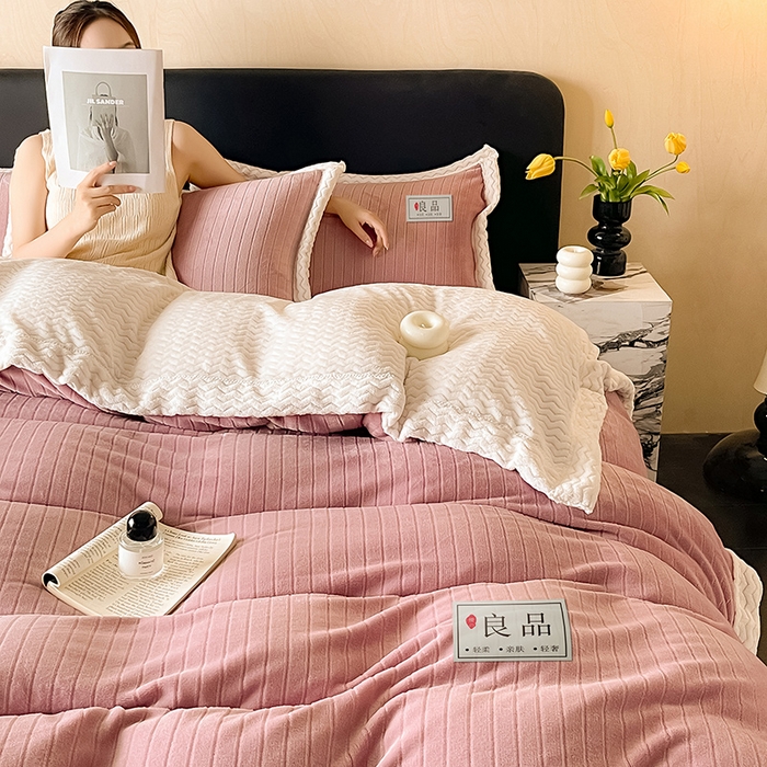 91家纺网 家纺一手货源 找家纺 全季家居 2024新款A类纯色印花波浪大包边牛奶绒贝贝绒加厚保暖四件套 胭脂紫