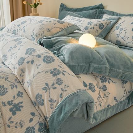 91家纺网 家纺一手货源 找家纺 全季家居 2024新款A类高克重5D立体浮雕宽边牛奶绒加厚保暖被套单件 兰萼梅