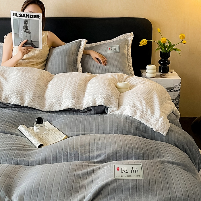 91家纺网 家纺一手货源 找家纺 全季家居 2024新款A类纯色印花波浪大包边牛奶绒贝贝绒加厚保暖四件套 雅致灰