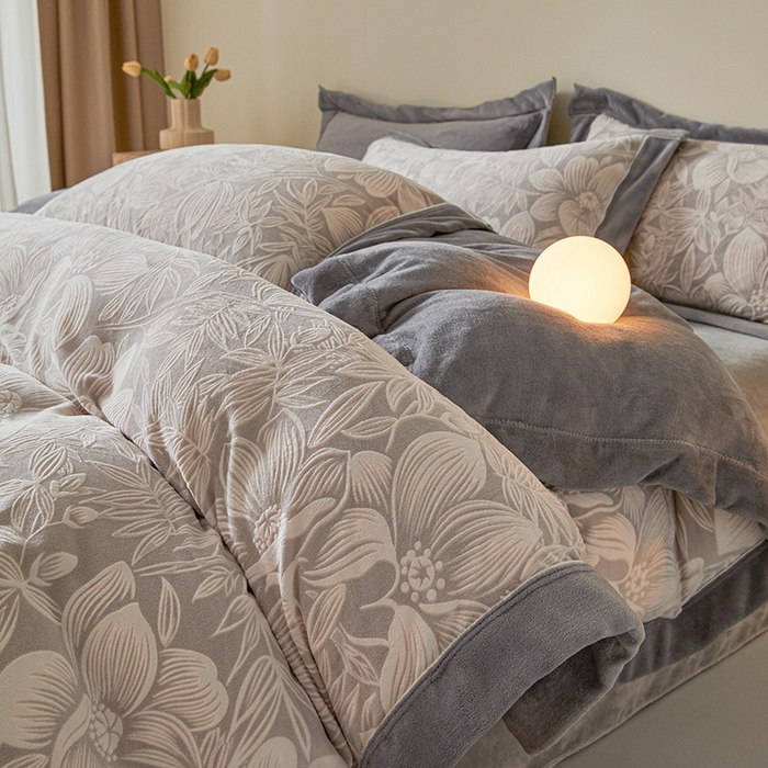 91家纺网 家纺一手货源 找家纺 全季家居 2024新款A类高克重5D立体浮雕宽边牛奶绒加厚保暖被套单件 芙蓉灰