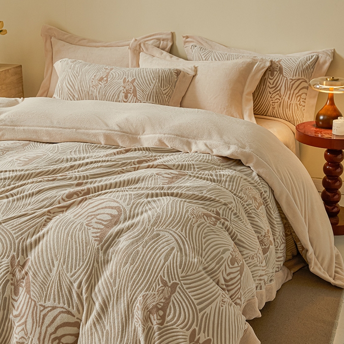 91家纺网 家纺一手货源 找家纺 全季家居 2024新款A类高克重5D立体浮雕宽边牛奶绒加厚保暖被套单件 斑马咖