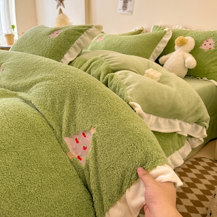 91家纺网 家纺一手货源 找家纺 麦朵家居 2024新款230克美丽绒牛奶绒花边款四件套羊羔绒三件套宝宝绒四件套 许愿树-绿